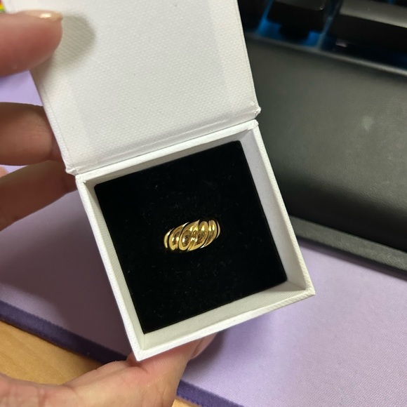 ❌SOLD❌Mejuri Croissant Dome Ring Size 7 - Picture 5 of 5